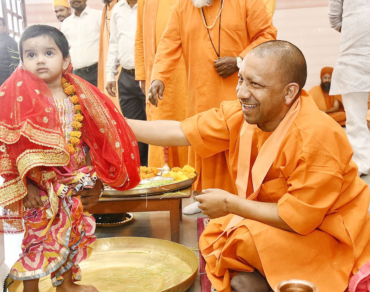myogiadityanath's tweet photo. 'श्री रामनवमी' के पावन अवसर पर आज @GorakhnathMndr में शक्ति स्वरूपा कन्याओं के पूजन एवं उनको प्रसाद ग्रहण कराने का परम सौभाग्य प्राप्त हुआ।

आदिशक्ति माँ भगवती अखिल विश्व का कल्याण करें, यही प्रार्थना है। https://t.co/iyLO2aWeXz