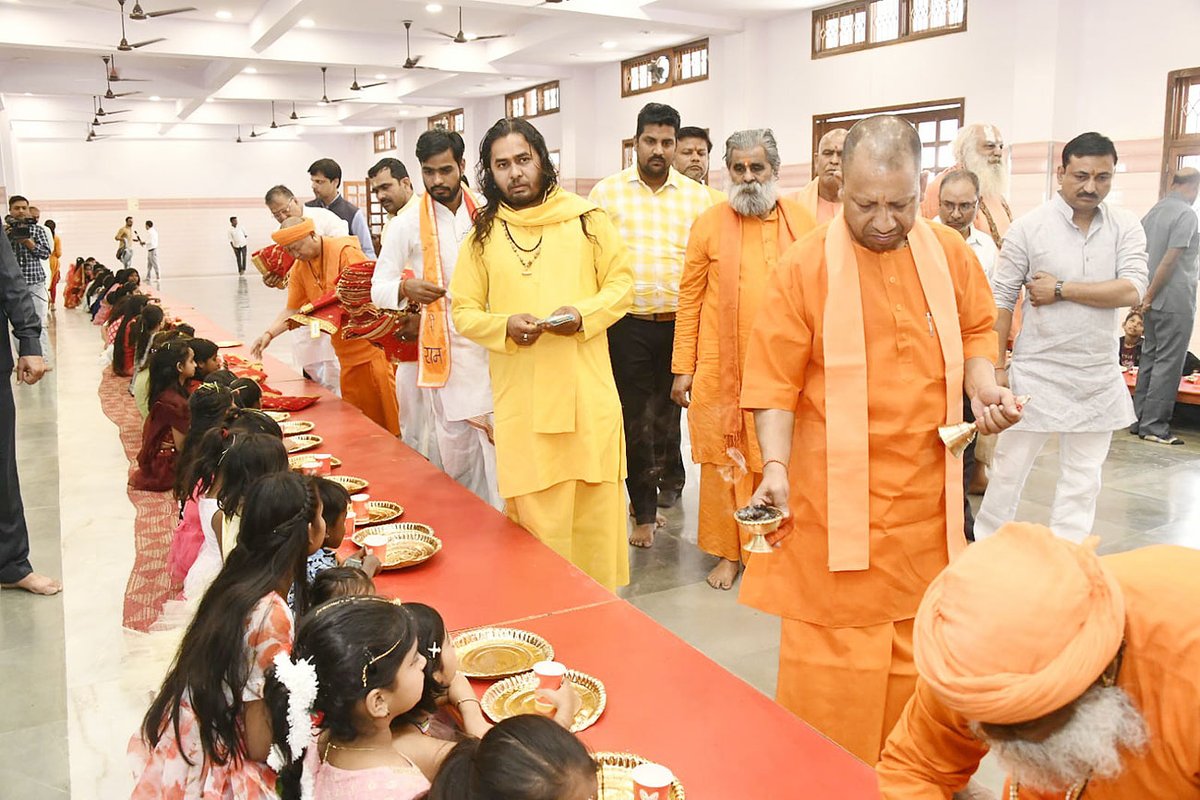 myogiadityanath's tweet photo. 'श्री रामनवमी' के पावन अवसर पर आज @GorakhnathMndr में शक्ति स्वरूपा कन्याओं के पूजन एवं उनको प्रसाद ग्रहण कराने का परम सौभाग्य प्राप्त हुआ।

आदिशक्ति माँ भगवती अखिल विश्व का कल्याण करें, यही प्रार्थना है। https://t.co/iyLO2aWeXz