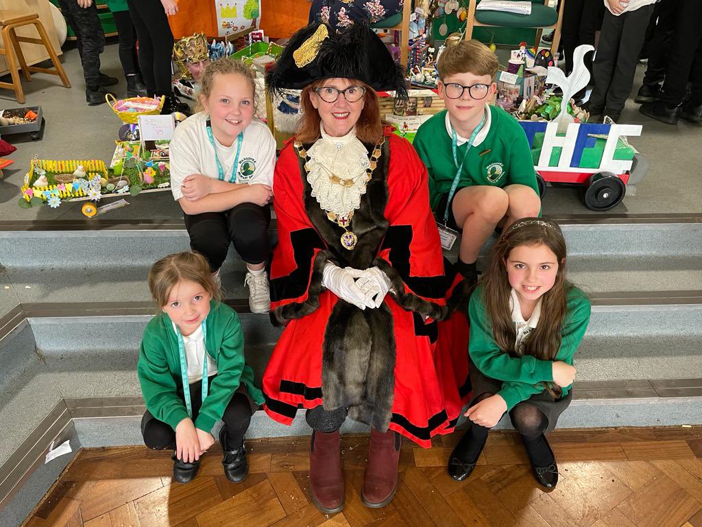 brislordmayor's tweet photo. I really enjoyed my visit to @WansdykePrimary school to judge the #Eggmobile competition. I was most impressed with the four egg-cellent ambassadors who confidently showed me around the school. Thank so much for inviting me ๐ฃ https://t.co/IszDc0MUN9