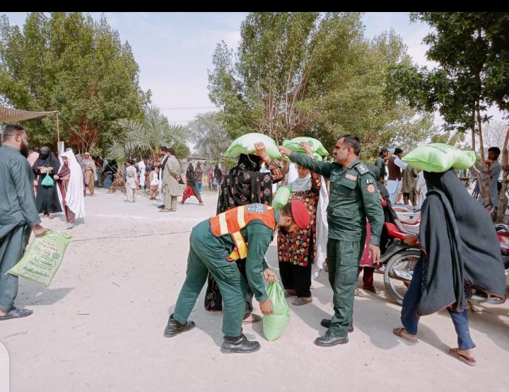 SFP789's tweet photo. Muslims help women in Ramadan. Congratulations to all members of Sadiq Foundation. Follow my Twitter account to participate in Pakistan. https://t.co/JUp70J3y3y