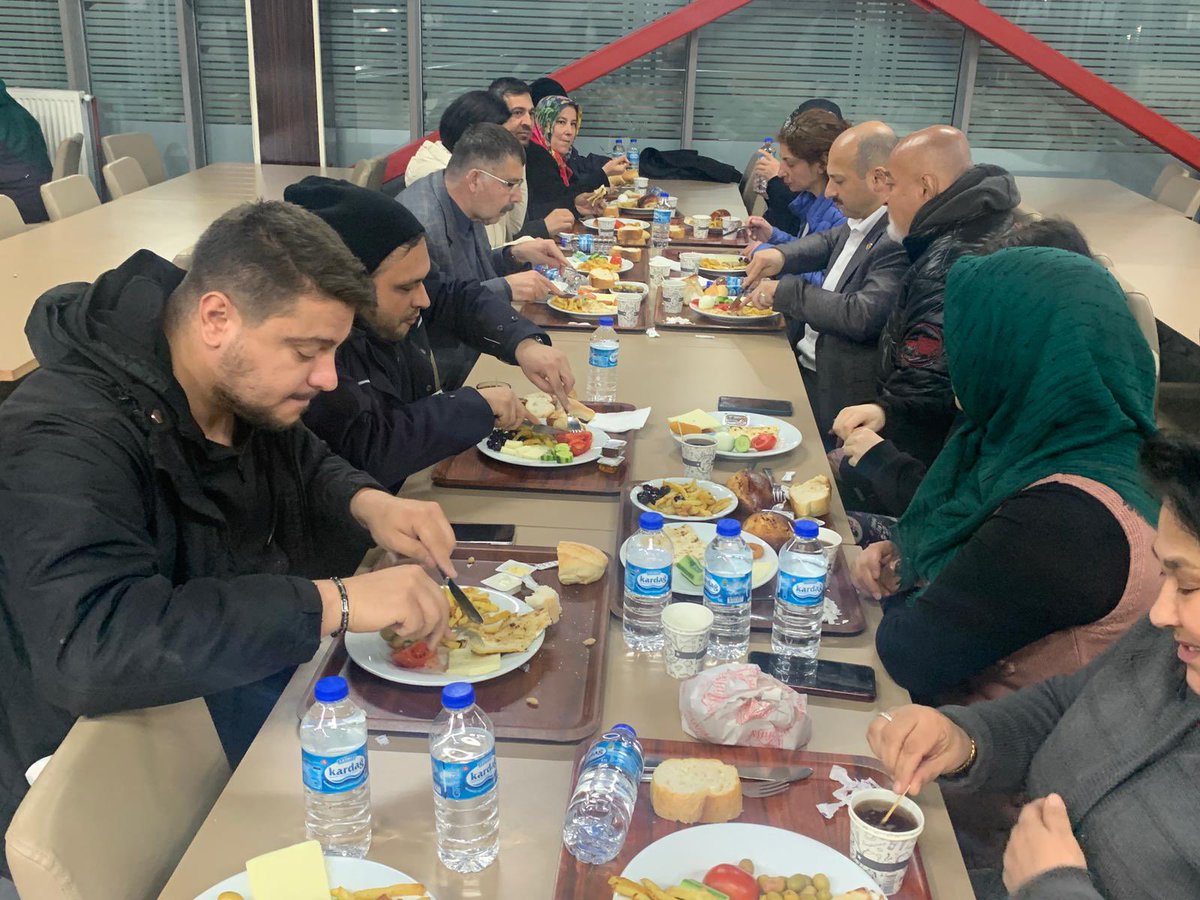 Gençlik ve Spor Bakanlığı Müsteşar Yardımcısı İbrahim Özekinci, Samsun Gençlik ve Spor İl Müdürümüz Feyzullah Dereci ile birlikte, Turgut Özal Kız Öğrenci Yurdunda düzenlenen sahur programında yurtta kalan depremzede ⬇️