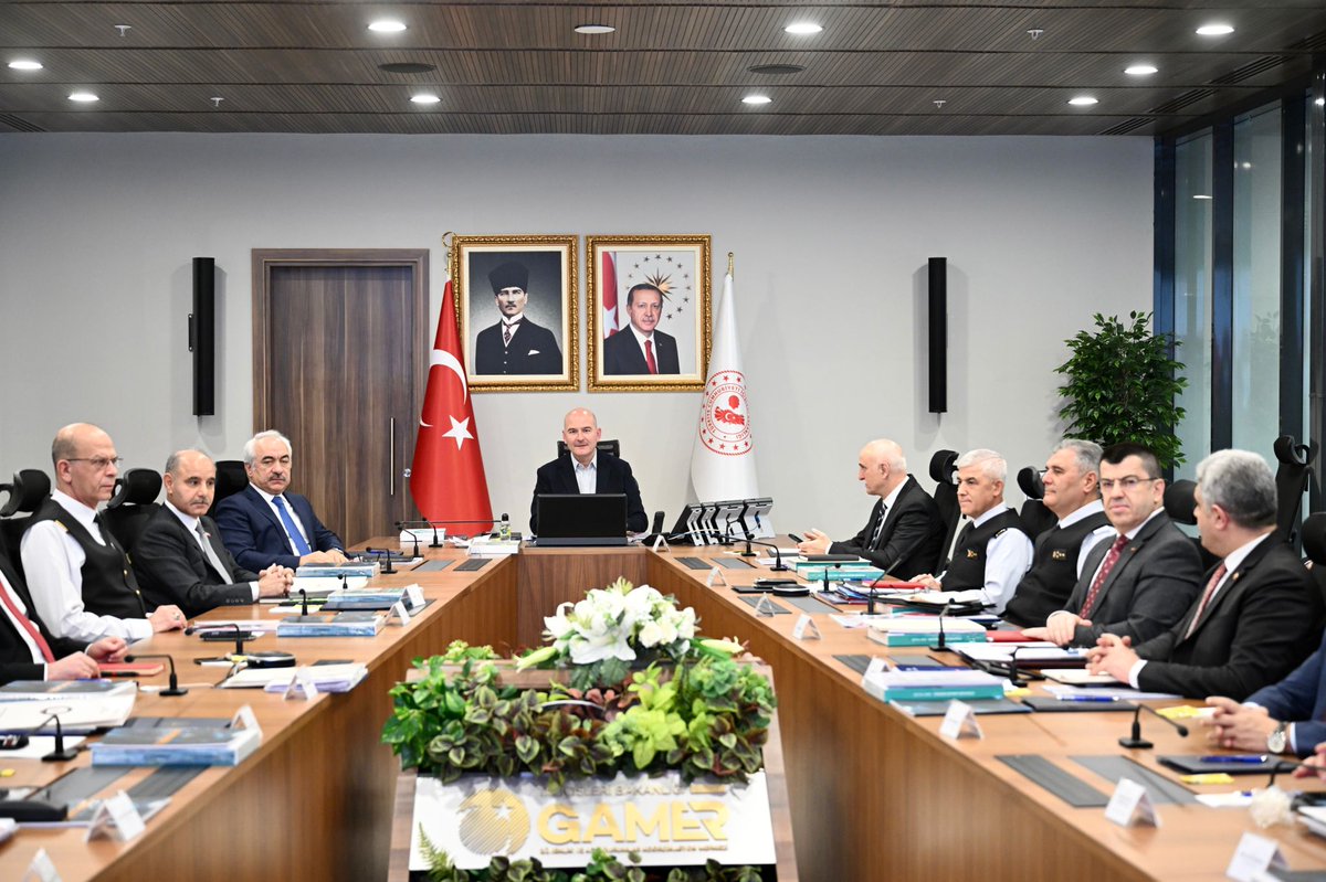 TC_icisleri's tweet photo. Bakanımız Sn. @suleymansoylu'nun başkanlığında Bakanlığımızda, Güvenlik ve Koordinasyon Toplantısı ile birlikte 14 Mayıs Seçim Güvenliği için yapılan bölge toplantılarının genel değerlendirmesi ve alınan tedbirler değerlendiriliyor https://t.co/kysoEUI3mG