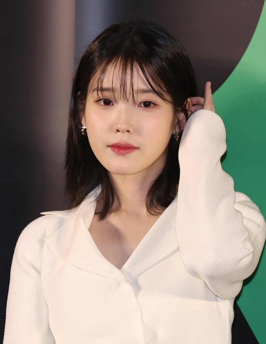 Kpop_Herald's tweet photo. .@_IUofficial, now officially using her stage name IU as an actor as well, shines during movie "Dream" press conference held today in Seoul! 💚🤍  (Credit: Yonhap) #IU #아이유 #DREAM #드림 https://t.co/xQWwGJCSO4