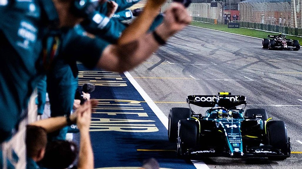 formularacers_'s tweet photo. 🚨 | The FIA is clamping down on team personnel climbing the pitwall fence as drivers cross the line.

There was already a regulation against this, but it has now been added to the Race Directors' notes for this weekend. https://t.co/8f9ToCOoC7