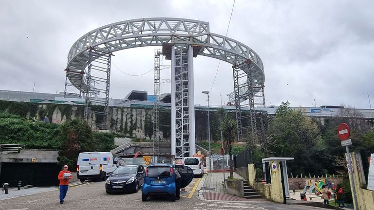 El ascensor gigante de Vigo toma forma de anillo y ya sobrevuela la AP-9. ¿Piensas usarlo? lavoz.gal/upkre3