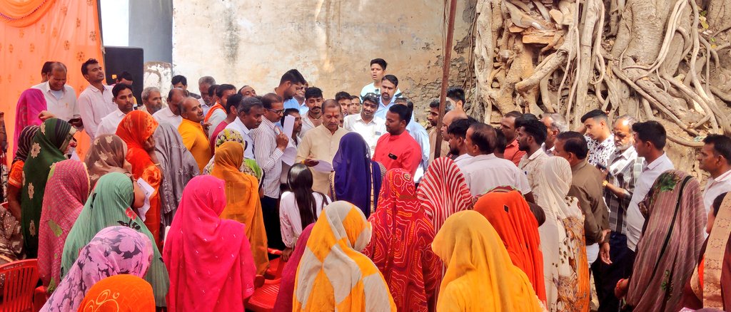 जावद विधानसभा अंतर्गत नगर परिषद डिकेन में #मुख्यमंत्री_लाड़ली_बहना_योजना के तहत आयोजित शिविर में शामिल होकर बहनों के आवेदन भरने हेतु व्यवस्थाओं का जायजा लिया।

इस दौरान माताओं एवं बहनों से चर्चा कर लाडली बहना योजना की विस्तृत जानाकरी देकर  प्रचार-प्रसार करने हेतु आग्रह किया।