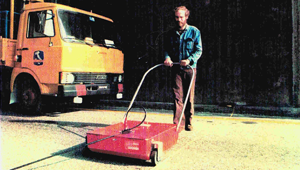 1983: proprio 40 anni fa venne importato in Italia il primo georadar per applicazioni civili. Nella foto uno dei primissimi rilievi, con una antenna da 300MHz. Foto cortesia dott. A. E. Bracci.

Qual è il #georadar giusto per te? ow.ly/xh5M50NvAqF