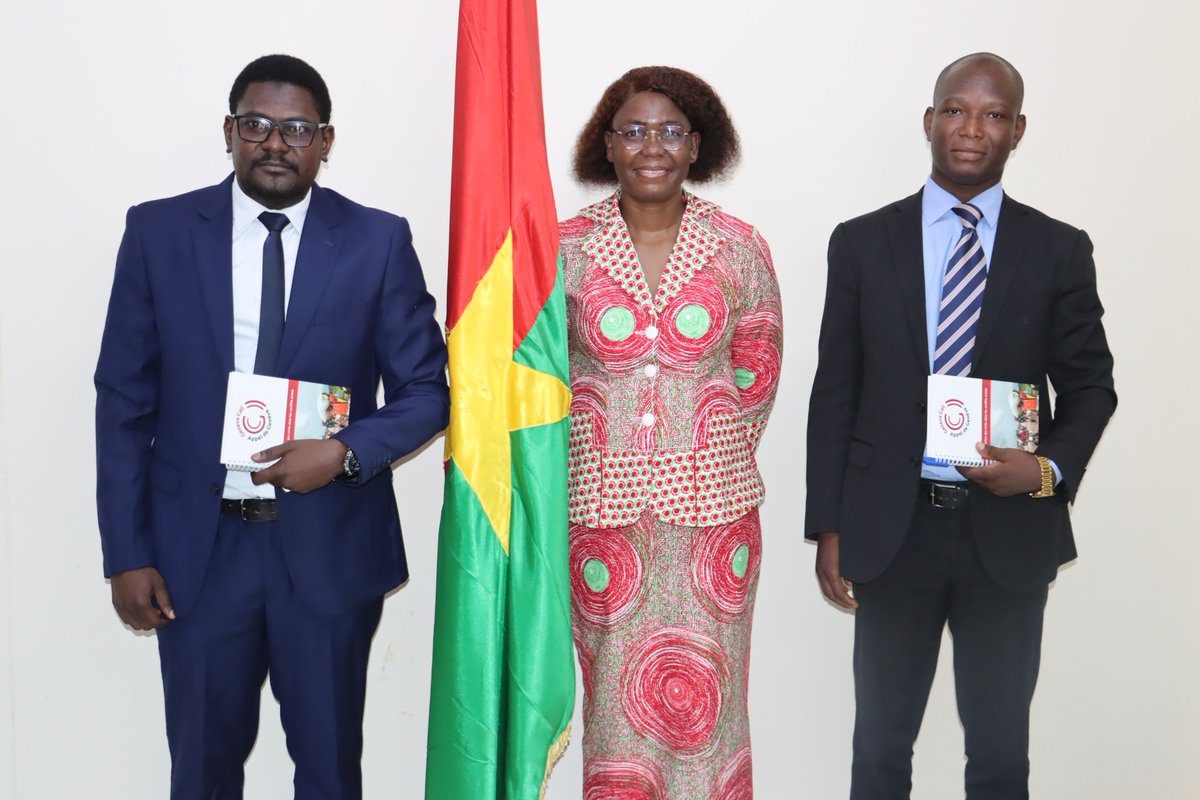 GCburkinafaso's tweet photo. "Nous saluons l’approche de l’Appel de Genève qui renforce l’adhésion aux Droits Humains dans les régions les plus touchées et qui accueillent le plus grand nombre de PDI au #BurkinaFaso" a partagé S.E. Mme Bibata Nébié/Ouédraogo du @MJ_Burkina lors d'une rencontre cette semaine. https://t.co/VIoPsSLtNA