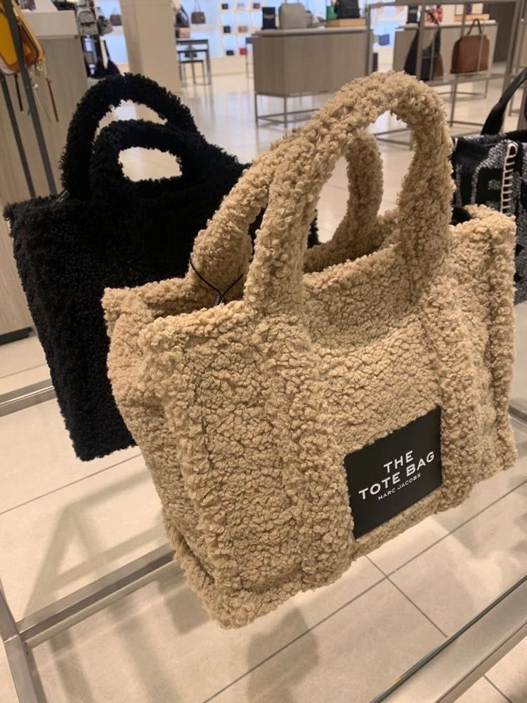 smokedbombass's tweet photo. rekomendasi TOTEBAG non canvas anti mainstream yg looks good dan serbaguna buat daily life kamu! ✨

unisex edition

💸 price 
🌟shopee rate 

-a thread https://t.co/Ef6ps9ZtCW