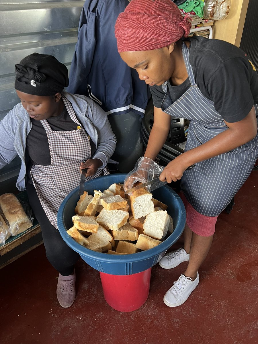 Mpho_Mmasechaba's tweet photo. Breakfast is the most important meal of the day, I am so glad my kids do not miss it. Schools are closed now, we are back to buying 25 loafs a day so the kids could get and manage to play &amp; have a good day on a full stomach. We thank you Almighty Lord for this meal 🙏 https://t.co/hm4NqPAKKV