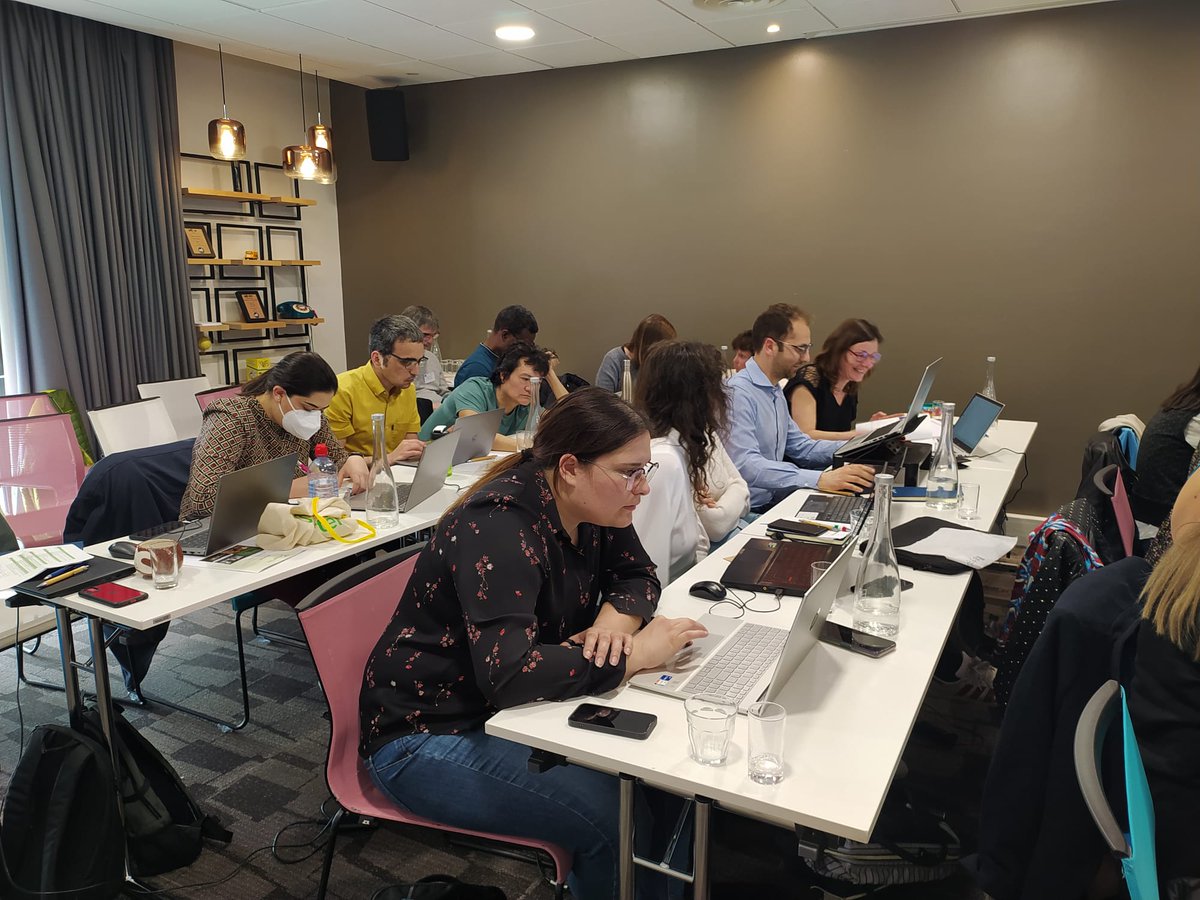 SmarterprojectE's tweet photo. Yesterday ended with #challengesession ! 💪

👥The students worked in groups on Smarter data and tested the performance of the model!🗒 https://t.co/wf99jz1HT2