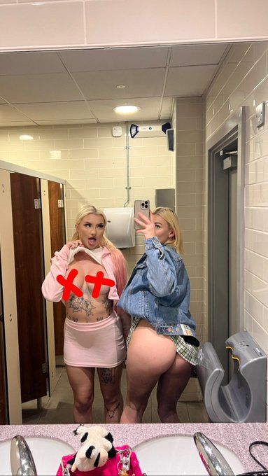 it&rsquo;s a queens birthday, bow down @lowrirose 💖 https://t.co/slvsZbVku6<a class="tags" href="/tag/lowrirose">@lowrirose</a>