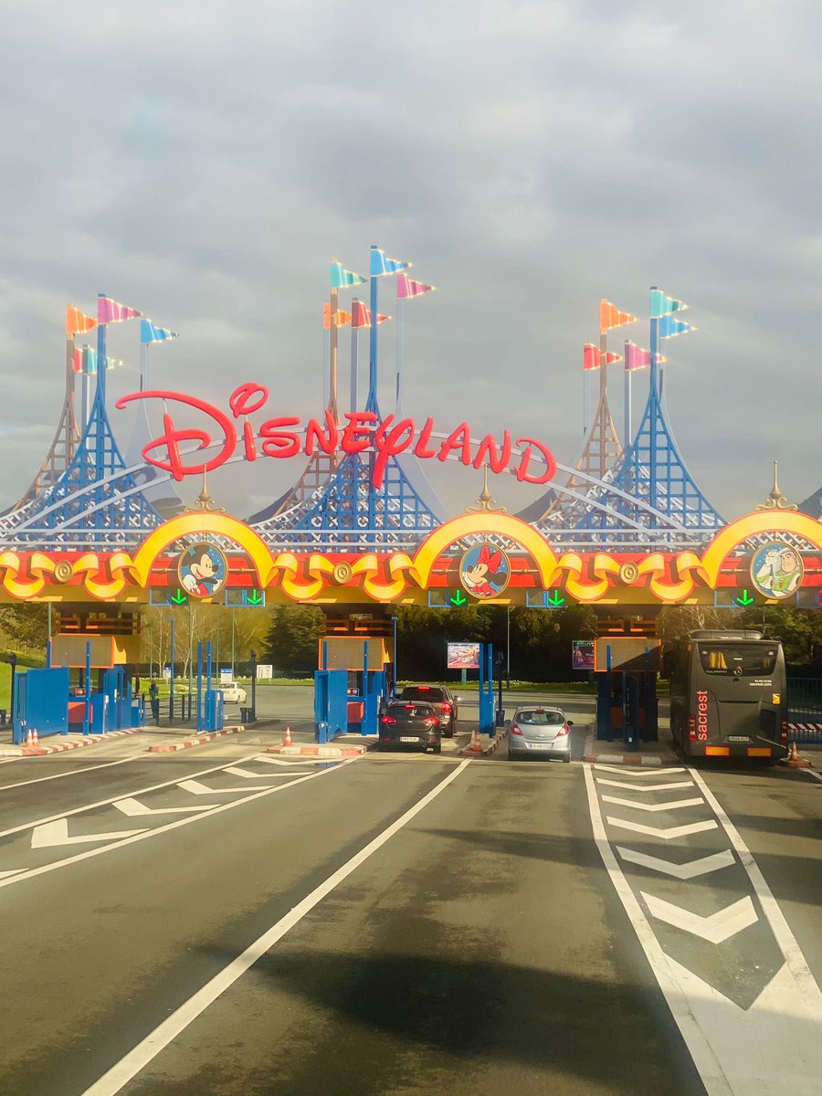 I take it back…this is what they’ve been waiting for! 🐭🎢❤️ #Paris2023