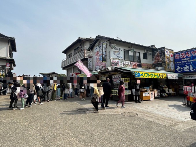 錦帯橋付近のソフトクリーム店。むさしの待機列と、小次郎の待機列。 