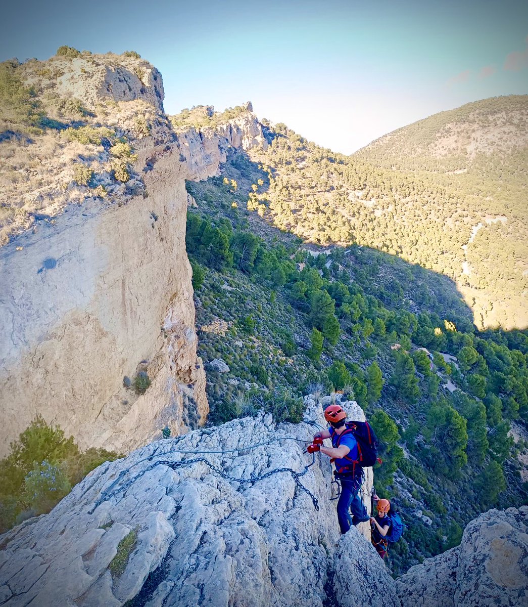Atrochando_com's tweet photo. Lugares que nos hacen sentir pequeños y los ponen a prueba son aquellos que nos hacen crecer como persona 
Ferrata Xorret de Cati 
#ferrata #ferratas #viasferratas https://t.co/izOBEJc5I2