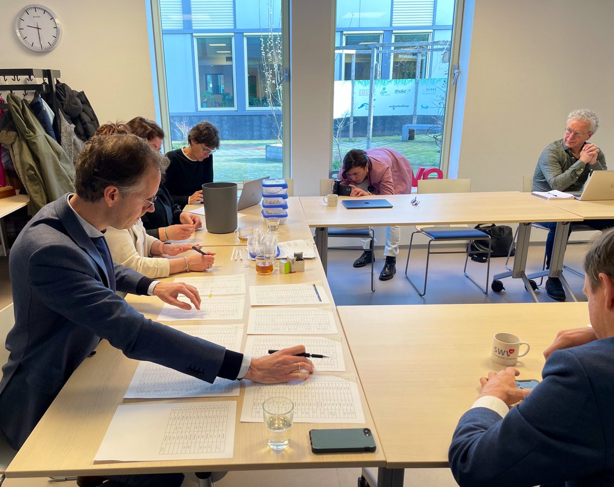 Om 9:49 is de notaris klaar met de 232 leerlingen die meeloten voor het Utrechts Stedelijk Gymnasium. Ze staan nu op volgorde. Alle leerlingen krijgen vanmiddag bericht over de plaatsing.