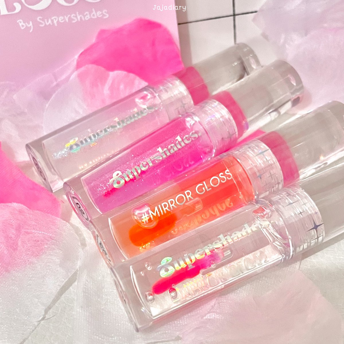 jajadiary's tweet photo. ต้องจัดแล้วไหม ด่วน! กลอสเปลี่ยนสี #Supershades คือดีมากก🪞✨ มีด้วยกัน 4 สีนะ แต่ละสีน่ารักไม่แพ้กันเลย กลิ่นหอมเย็นๆผลไม้ ไม่เหนียวปาก ชอบตรงที่สเตนเค้าติดทนด้วยทุกคน เบอร์ 04 Nebula เปลี่ยนสีตามค่า pH ด้วยเริ่ด รีบไปตำแล้วไหม 📌 @multyshopping 🩷🩵 #Mirrorgloss https://t.co/CUxjIxV1Of