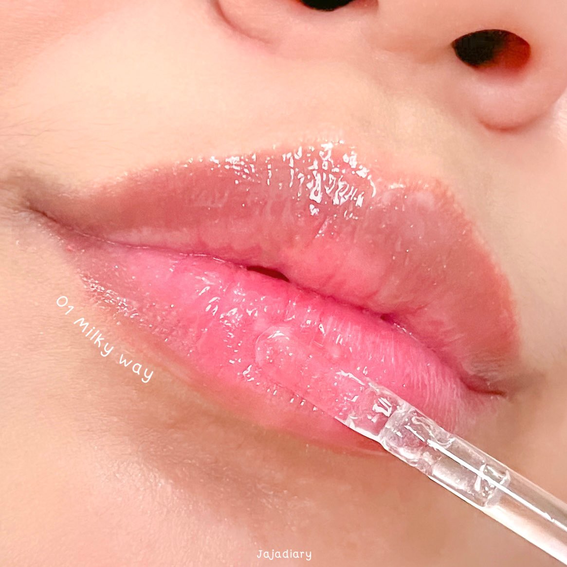 jajadiary's tweet photo. ต้องจัดแล้วไหม ด่วน! กลอสเปลี่ยนสี #Supershades คือดีมากก🪞✨ มีด้วยกัน 4 สีนะ แต่ละสีน่ารักไม่แพ้กันเลย กลิ่นหอมเย็นๆผลไม้ ไม่เหนียวปาก ชอบตรงที่สเตนเค้าติดทนด้วยทุกคน เบอร์ 04 Nebula เปลี่ยนสีตามค่า pH ด้วยเริ่ด รีบไปตำแล้วไหม 📌 @multyshopping 🩷🩵 #Mirrorgloss https://t.co/CUxjIxV1Of