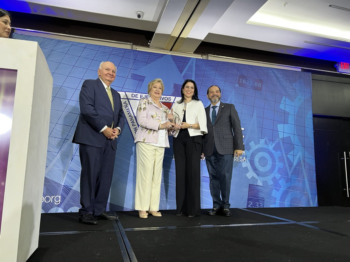 Muy orgulloso de mi mamá, Graciela Quelquejeu de Chapman, por su reconocimiento como Mujer Destacada del Año por @apedeorg .  Una inspiración para mi, mi familia y nuestro País.