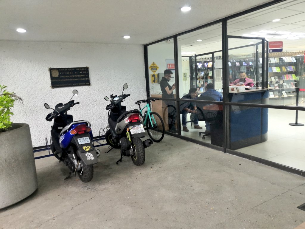 mckeitaro's tweet photo. Como siempre,  agradeciendo a la @UNAM_MX por su constante apoyo al #ciclista . Ahora en el Instituto de Investigaciones Filológicas. 2 motonetas bloqueando el biciestacionamiento, y los de vigilancia platicando. Ah, pero platicando con los dueños de ambas en el módulo. https://t.co/9zb4RHonml