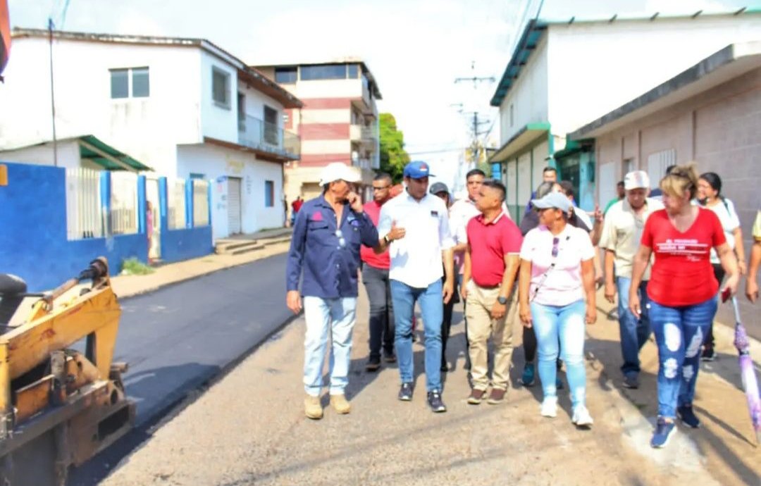 #Repost @josemvasquez  En el marco del Plan de Vialidad Urbana en el municipio Esteros de Camaguán, ya se están aplicando 270 toneladas en sus calles y avenidas para mejorar las condiciones de transitabilidad. 
En vialidad también vamos pa'lante 💯. 

#EnCuerpoYAlmaPorGuárico