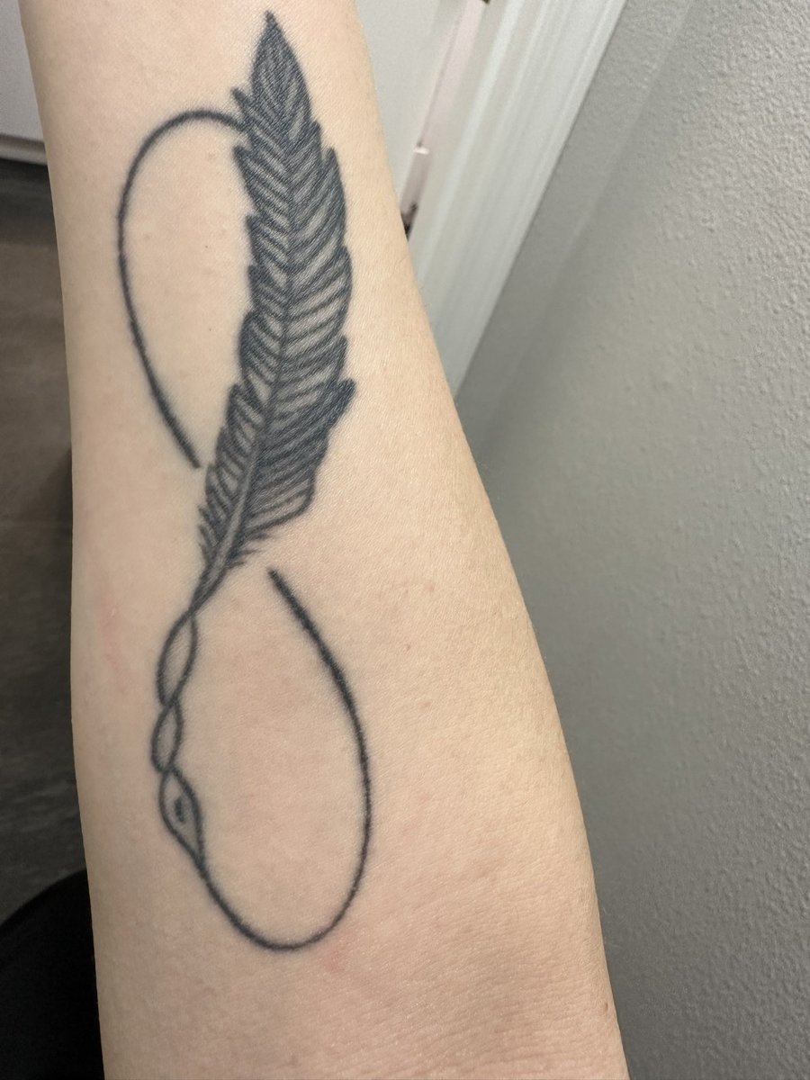 AlyssaHanada's tweet photo. @authorjesspayne I got this as a reminder to never give up, that I’ll always be a writer! And if (when!) I publish my fist novel I’ll likely get something to commemorate it https://t.co/vIc4pkD62Z