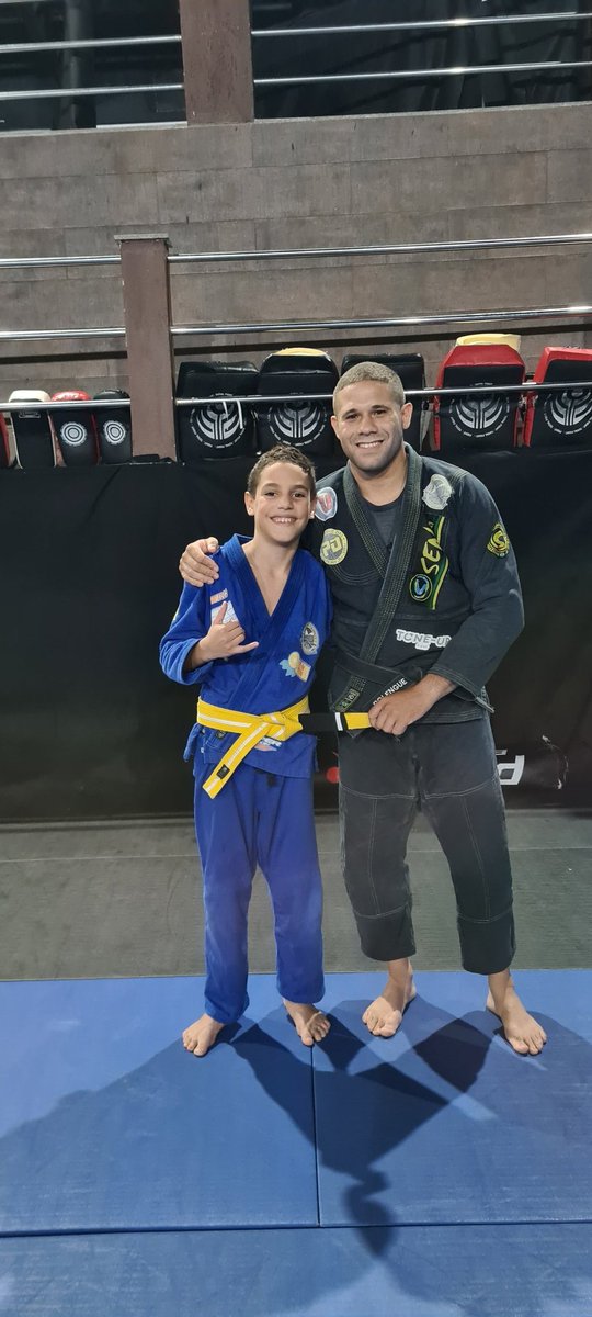 rafinhabjjrj's tweet photo. Só agradecer ao meu professor e mestre @PolengueDias. Primeiro grau na faixa Amarela e Branca. Oss! https://t.co/tzKQEBTztn
