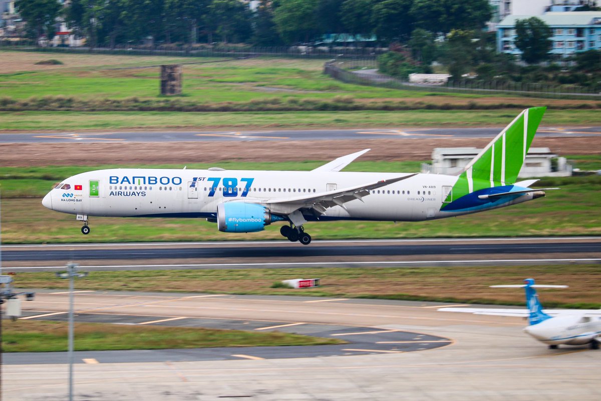 bamboo_airways's tweet photo. Can you tell if the airplane is landing or taking off? Let us know in the comments below!
#BambooAirways #Fly_Bamboo #More_than_just_a_flight https://t.co/lrWoOTGAas