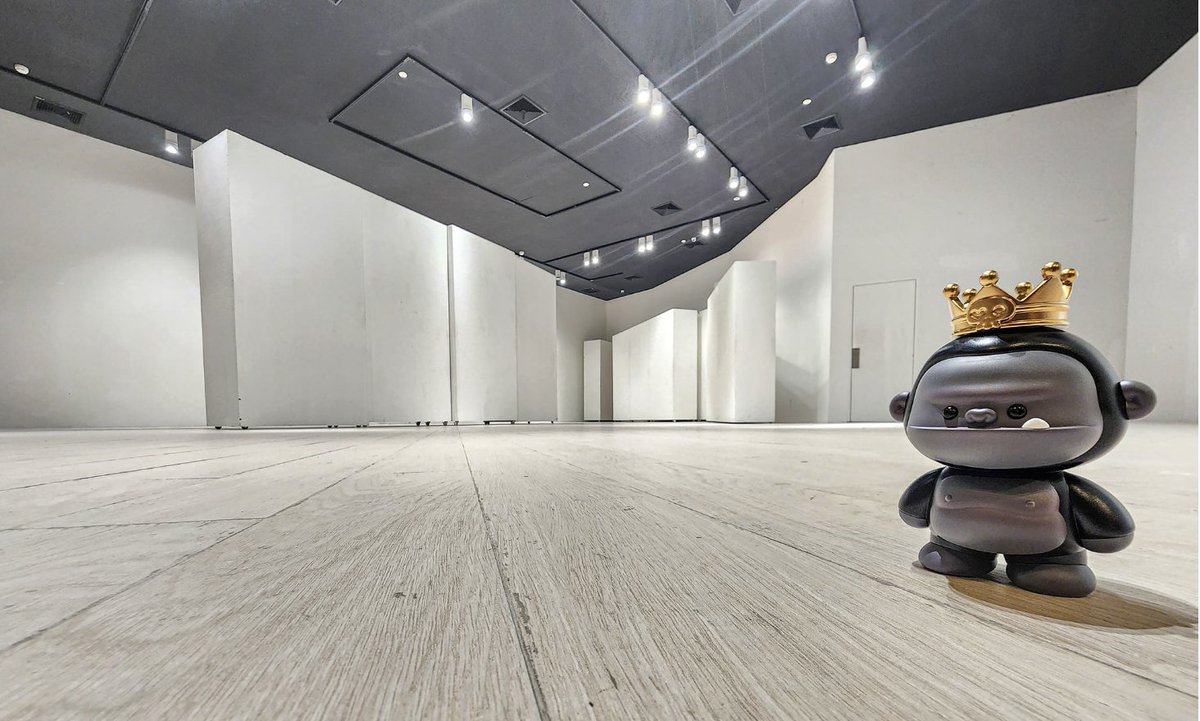 NFTArtVenture's tweet photo. Setup !! 📣 Artventure Fun X Fandom

At  ICONSIAM  ICONLUXE  POP UP SPACE  Floor 1  

Shall we meet up 1-31 April 2023 

Credit from : Koson Kajeekailas 

#ArtVentureFunxFandom #ArtVentureNFT #ArtToys #NFT #ArtsExhibition #ICONSIAM #Thailand #ArtToysThailand https://t.co/stmXjS6mWU