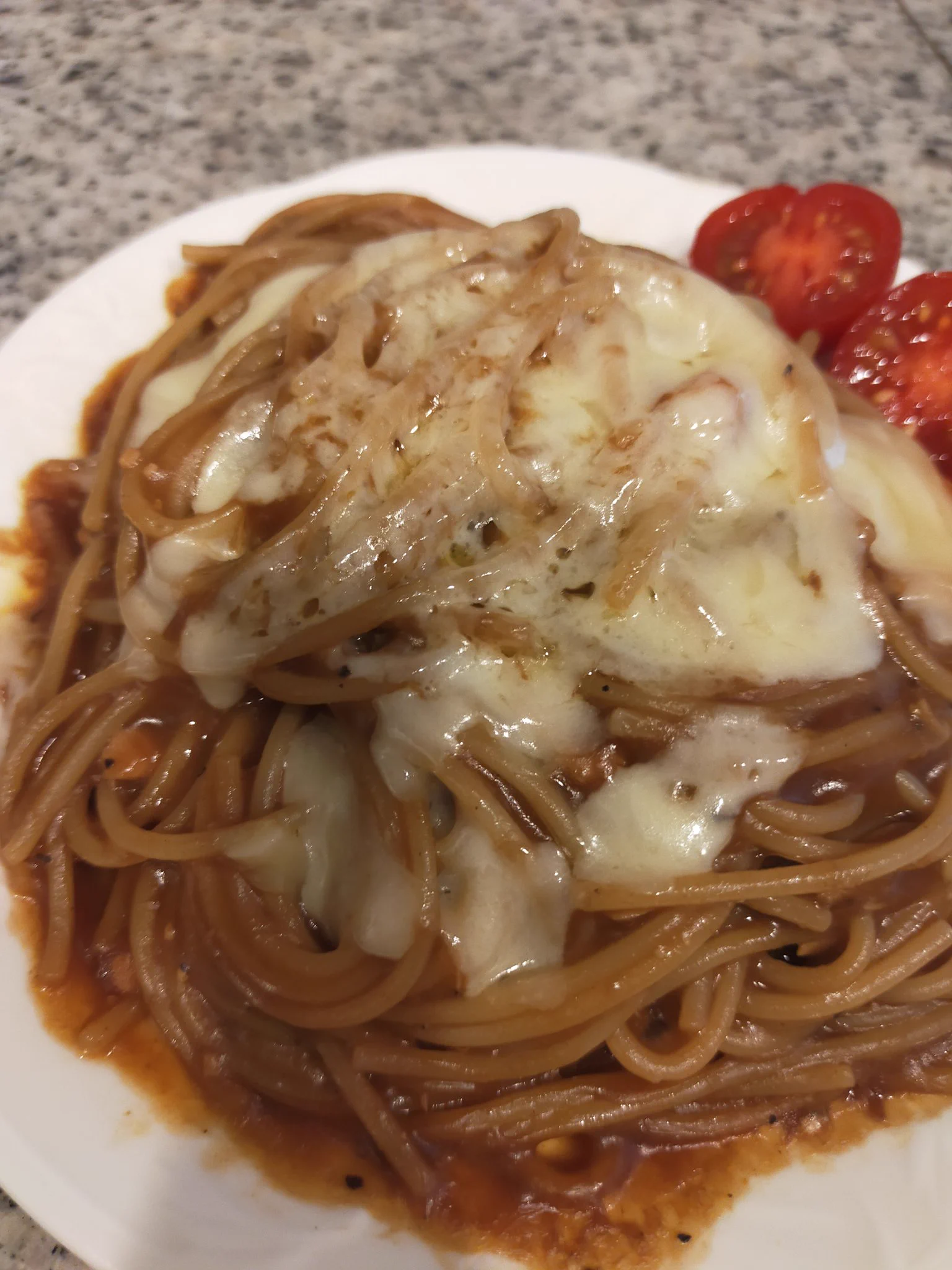 息子の春休みランチにしました！
粉チーズがなかったのでとろけるチーズで😊美味しいと好評でした〜なんだか懐かしい味がします😋  