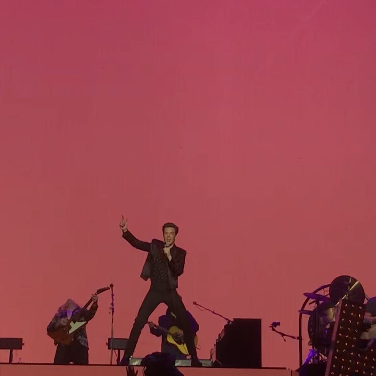 carlyjuarez's tweet photo. Brandon Flowers / Matty Healy 2022 por mi. ✨📸 https://t.co/CND8rFrgU6