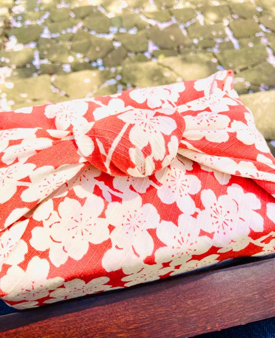 最後のお弁当は桜の包み 