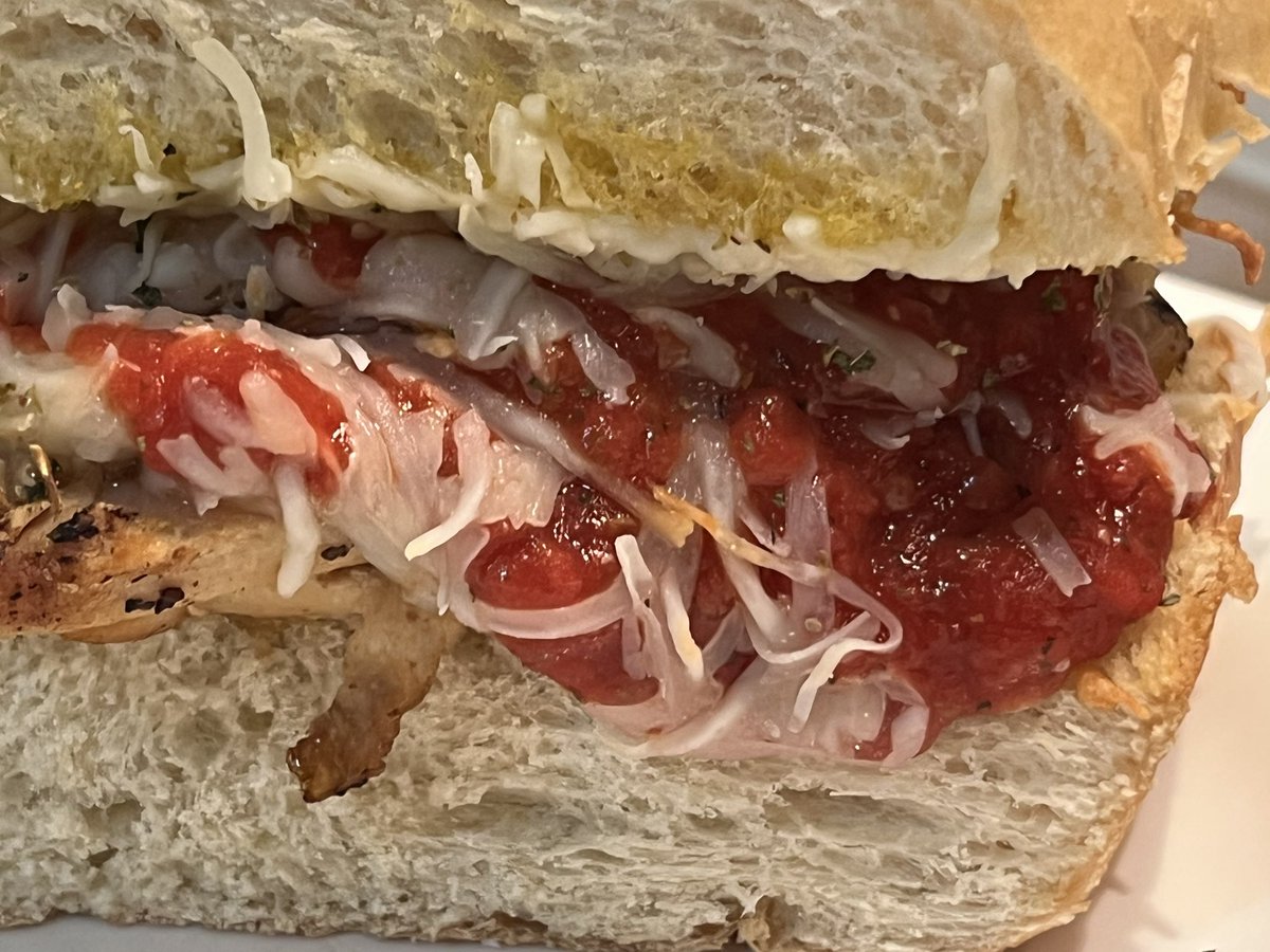 mmawifey's tweet photo. 🍗🥫 Chicken Parmesan Sandwich 🥖🇮🇹
#chickenparm #sandwich #Italian #questchips #FeedtheFighter
🌶️: @QuestNutrition
🥤: @ChrisPecero https://t.co/95uB33jwgn