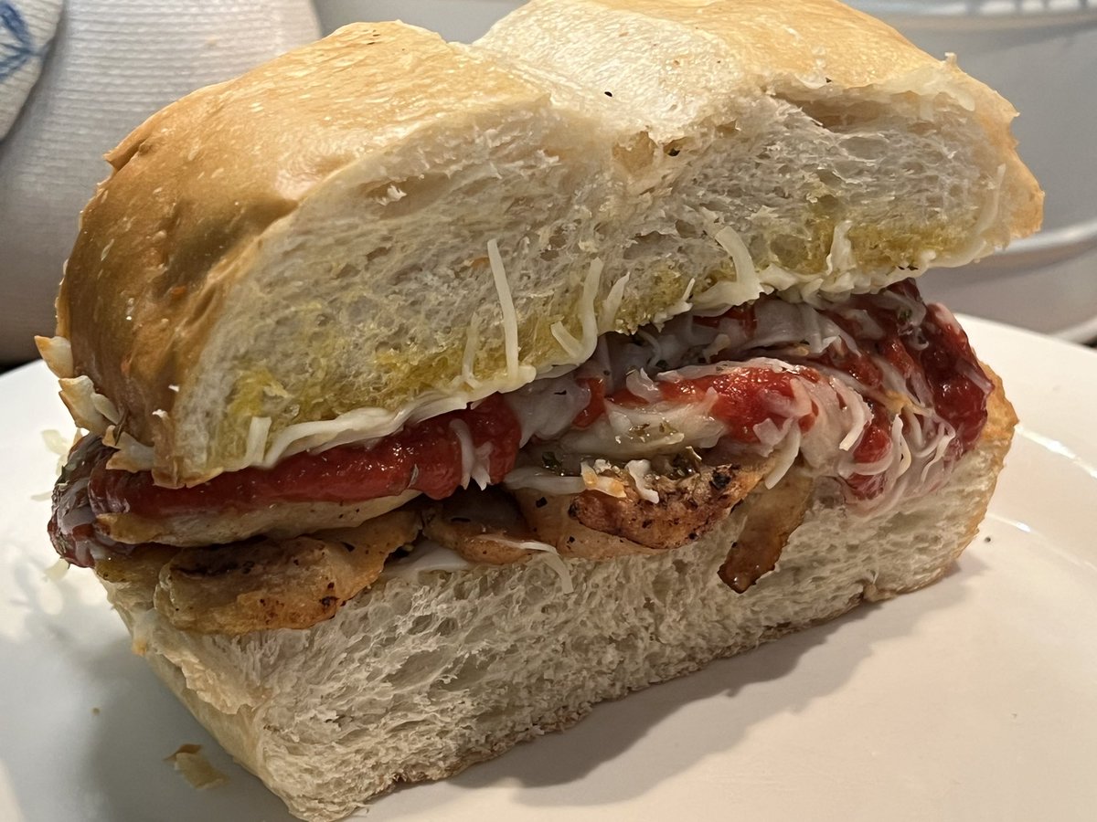 mmawifey's tweet photo. 🍗🥫 Chicken Parmesan Sandwich 🥖🇮🇹
#chickenparm #sandwich #Italian #questchips #FeedtheFighter
🌶️: @QuestNutrition
🥤: @ChrisPecero https://t.co/95uB33jwgn