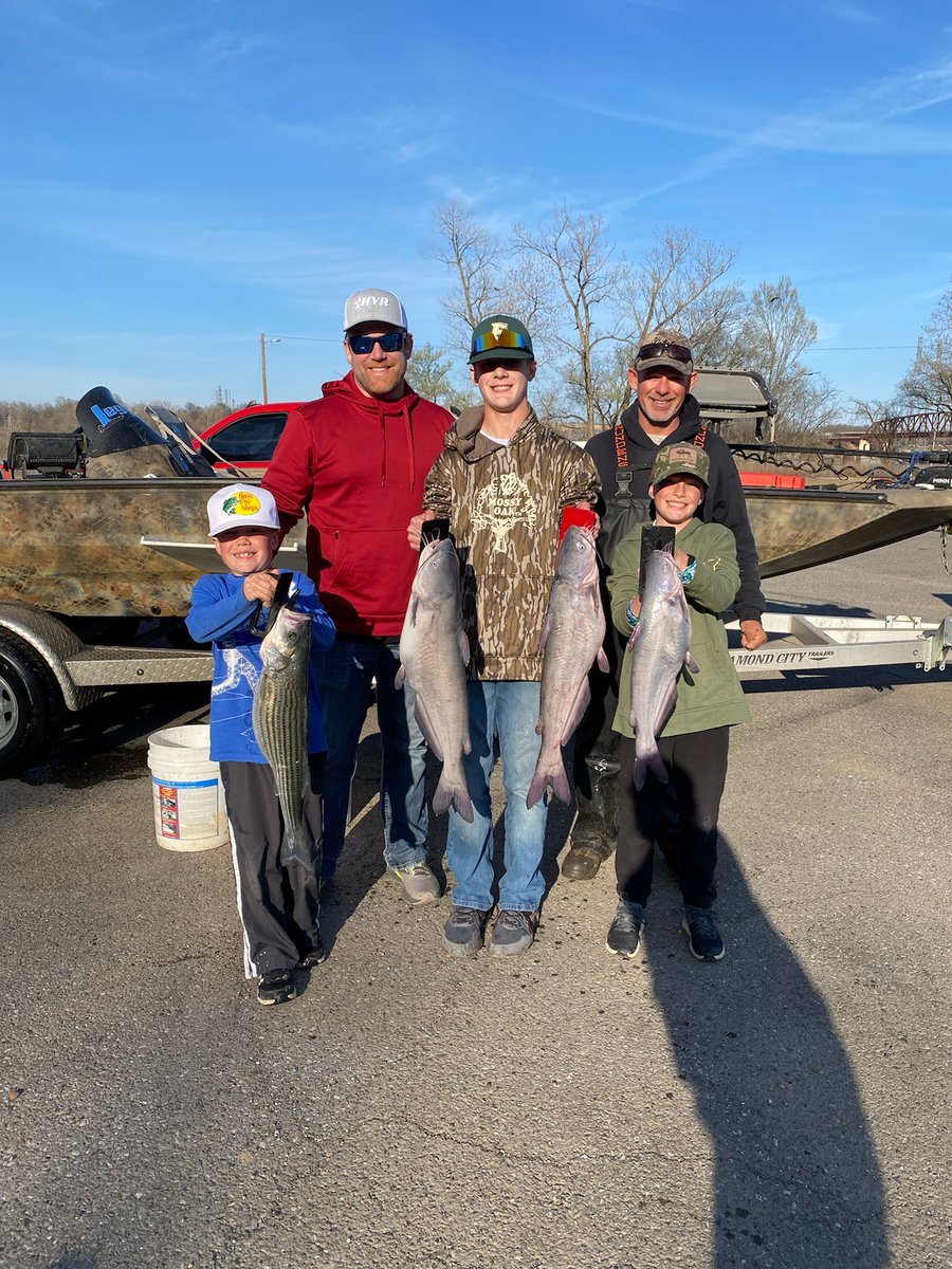 T_RavAndres's tweet photo. The boys filled a cooler with fish today on the Tennessee River! We filled 4.5 gallons of Ziplock bags with catfish and striper fillets!!! Happy 8th birthday Tate! Thanks to Jim Doom for putting us on 'em! #andresboyscrt #bassproshops #mossyoak #nomad https://t.co/txbvW2tgvb