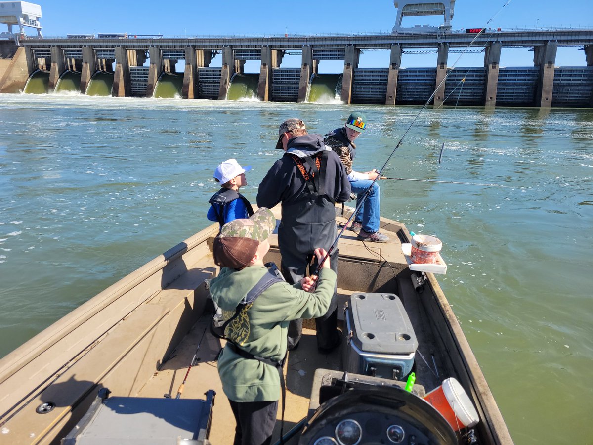 T_RavAndres's tweet photo. The boys filled a cooler with fish today on the Tennessee River! We filled 4.5 gallons of Ziplock bags with catfish and striper fillets!!! Happy 8th birthday Tate! Thanks to Jim Doom for putting us on 'em! #andresboyscrt #bassproshops #mossyoak #nomad https://t.co/txbvW2tgvb