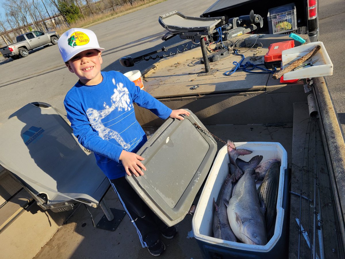 T_RavAndres's tweet photo. The boys filled a cooler with fish today on the Tennessee River! We filled 4.5 gallons of Ziplock bags with catfish and striper fillets!!! Happy 8th birthday Tate! Thanks to Jim Doom for putting us on 'em! #andresboyscrt #bassproshops #mossyoak #nomad https://t.co/txbvW2tgvb