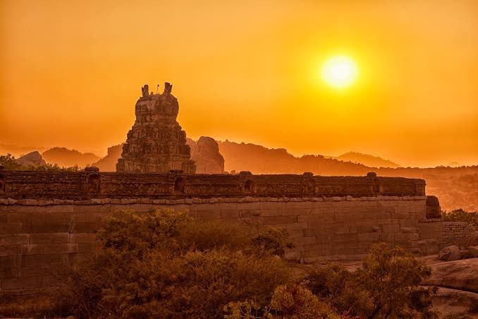 🕉#RamNavami Darshan : 
One of the Most beautiful  Bhagwan RamJi temples:
16thCentury Stunning VijayanagaraEra Sri Malyavanta Raghunathaswamy Hill temple,Hampi #Karnataka built around a boulder.Bhagwan RamJi/LakshmanJi stayed here during monsoons,in their search for Ma Sita🚩1/5