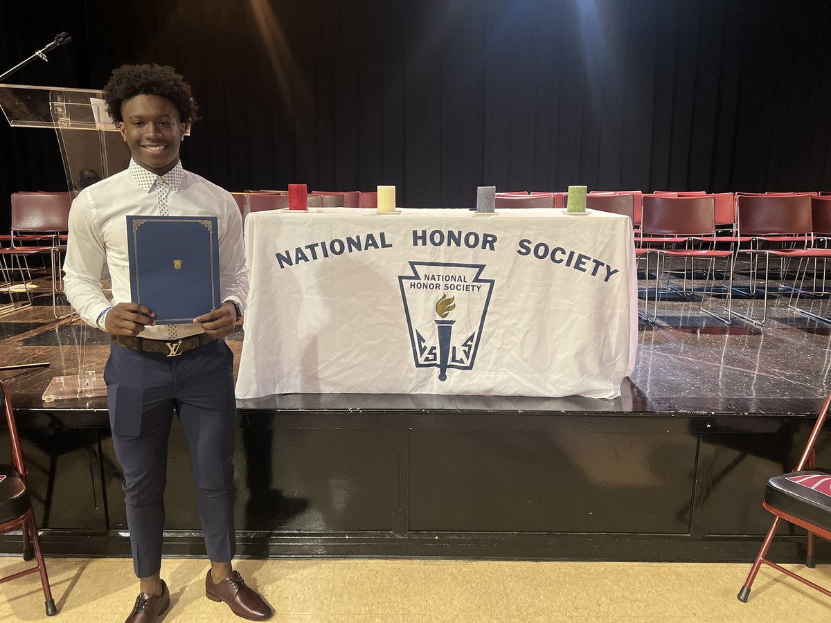👀The National Honor Society now has a spot for @CartdogBoyd. Excelling in Athletics is 1-thing, but excelling in Academics is #Huge.Thanks @RitterPrep for mandating a #StandardOfExcellence in the classroom. #ExcellenceIsTheStandard #BiggerThan🏈 #HeadDownKeepWorking #SportsBoyDs