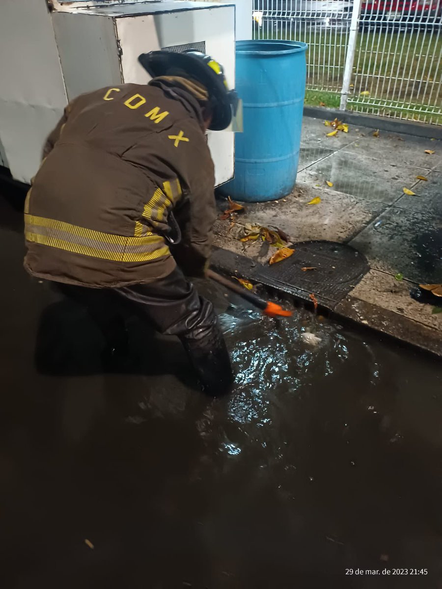 Bomberos_CDMX's tweet photo. Atendemos encharcamiento en Avenida Acoxpa, colonia Villa Coapa, en @TlalpanAl. https://t.co/9mZRWDHa70