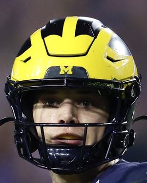 BETTER HELMET ⁉️
RETWEET for Ohio State 🌰
LIKE for Michigan 〽️
