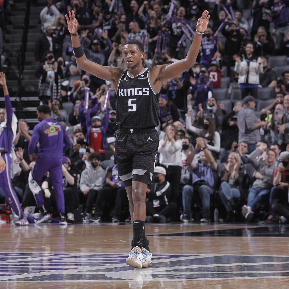 RitmoNba's tweet photo. ¡SACRAMENTO KINGS VUELVE A PLAYOFFS DESPUÉS DE 17 AÑOS!

Se cortó la racha activa más larga de los deportes norteamericanos. ¡Felicidades! 🟣🟣🟣🟣🟣 https://t.co/ryVCIiFnxT
