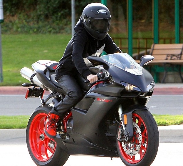 I don't like looking for candy in the glass slag, because it will pierce my mouth full of blood. I don't believe in youth and affection. I only like lanyinxuguo. I believe that Feng Shui turns around and turns to death.