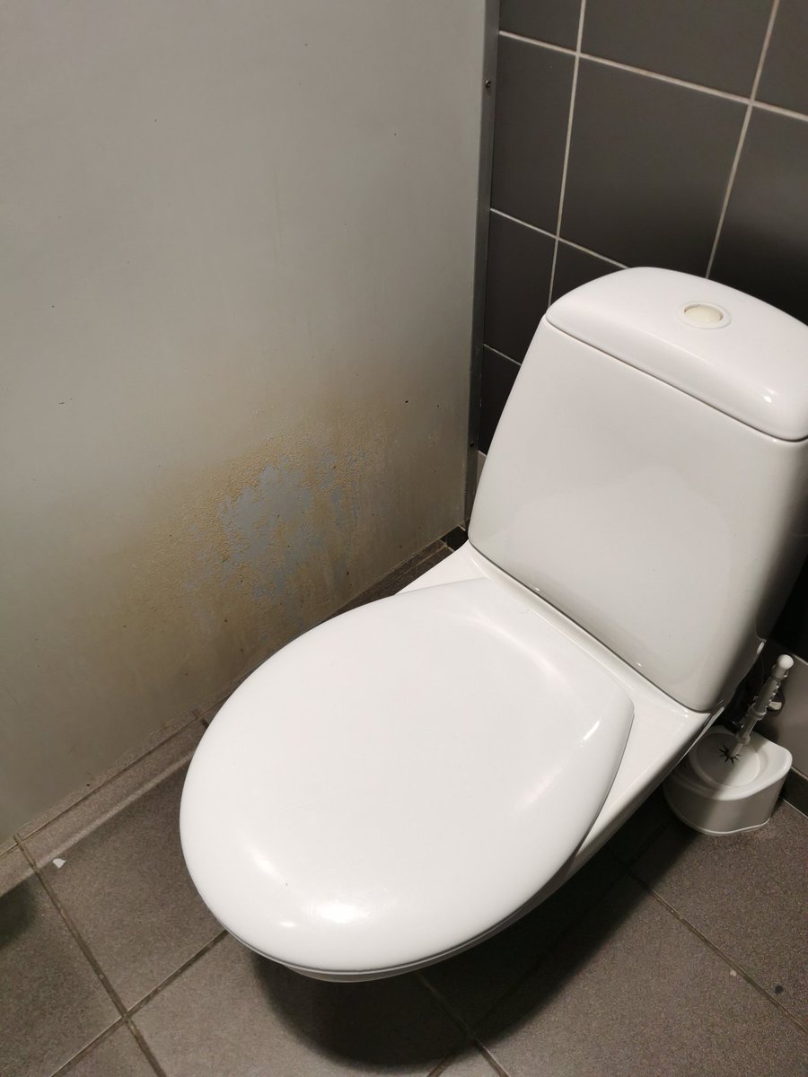 PVLVS's tweet photo. Žēl, ka smaku nevar nofočēt. Smird kā bezpajumtnieku patversmē. You can do better @riga_airport #Rix #LidostaRiga #Lidosta https://t.co/oMHSR7rvRn