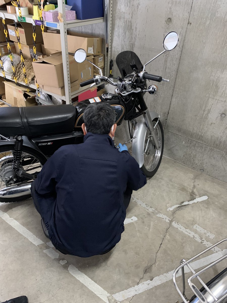 fairlytail's tweet photo. 逝ってしまわれたベンリーくん💦
昼休み整備士の先輩が診てくれました。
・火花は飛んでる
・燃料は来てる
・圧縮が無い
ヘッド開けてタペットクリア等診ましたが、リングか、バルブの欠けか・・・
オーバーホールまたは載せ替えが必要との結論。
エンジン発注しました😅💦
#CD90S https://t.co/4OGs9BWfNI