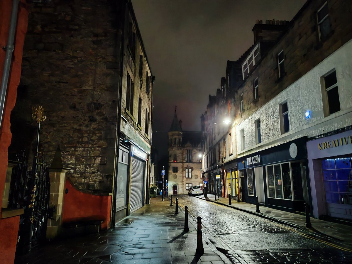 LoveDunfermline's tweet photo. Beautiful night time image of The Maygate. One of our favourite streets, with its library, museum, historic buildings, great cafes and thriving local businesses. https://t.co/tCdtERCeuR
