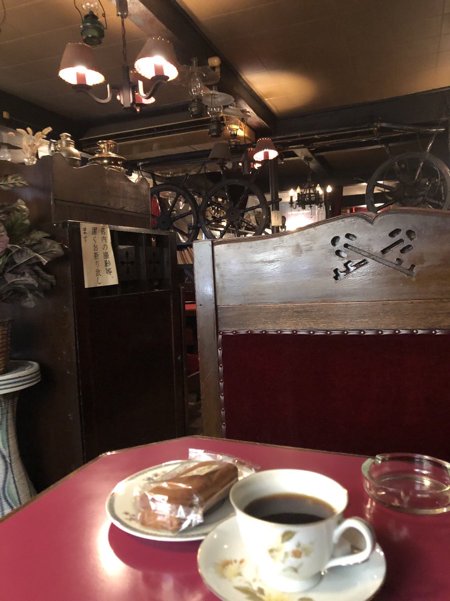 awarecircle's tweet photo. 何十年も同じスタイルで営業してるカフェ！　近くの先輩達が来て会話してます。良いけど、タバコ臭で退散します〜笑　　#小樽カフェ光
#ぶら小樽 https://t.co/a9WelJeNvy