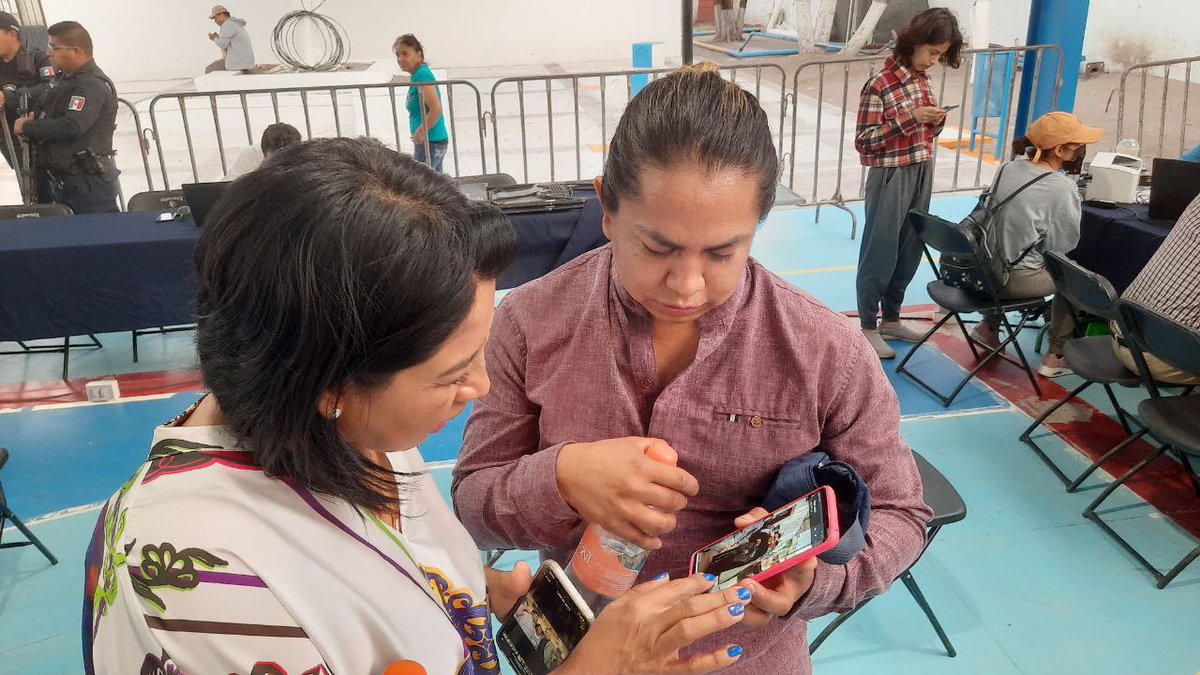 Un gusto saludar a los vecinos de la colonia Emiliano Zapata que acudieron al #MiércolesCiudadano para apoyarlos y asesorarlos con trámites o solicitud de servicios.

Un placer estar cercana a ustedes y conocer de qué manera podemos gestionar sus peticiones. 

#CONTIGOEstoy🌷