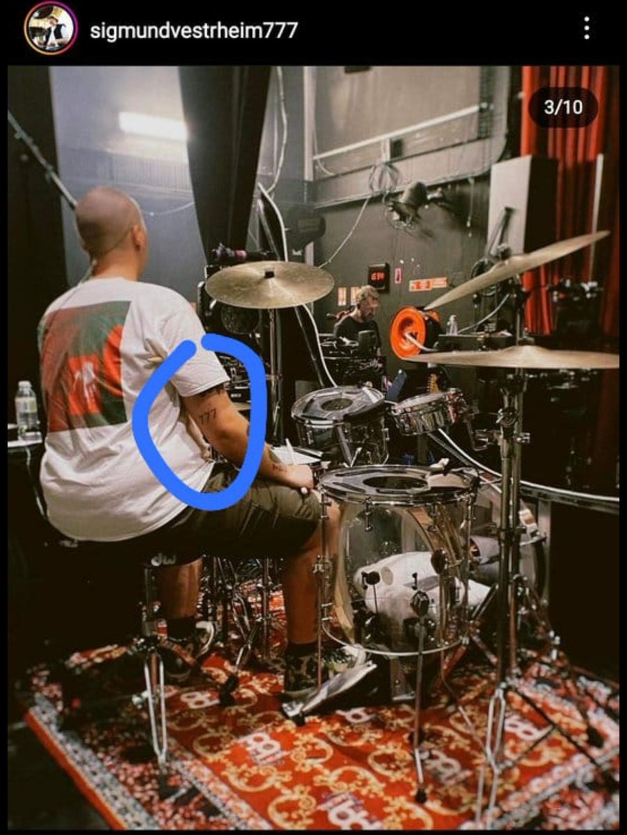 PorNarniaeAslan's tweet photo. AFINAL, O BATERISTA DA AURORA É OU NÃO É NAZISTA? E COM QUE BASE  FUNDAMENTAMOS ISSO? SERIA TUDO UMA INFELIZ COINCIDÊNCIA?  

TIREM SUAS PRÓPRIAS CONCLUSÕES...

                           THEARED https://t.co/kLYNkcYo6M