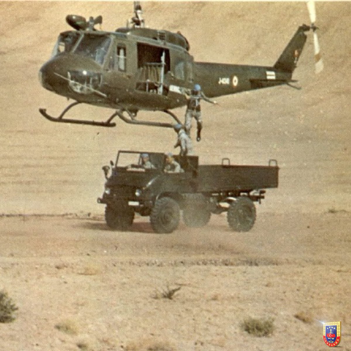 jandarma's tweet photo. Jandarma Komandolar, helikopterden hareketli araçlara atlama eğitiminde.
📍1981
#Jandarma
#TarihteJandarma
#Tbt https://t.co/4Hg3jM2Pa3